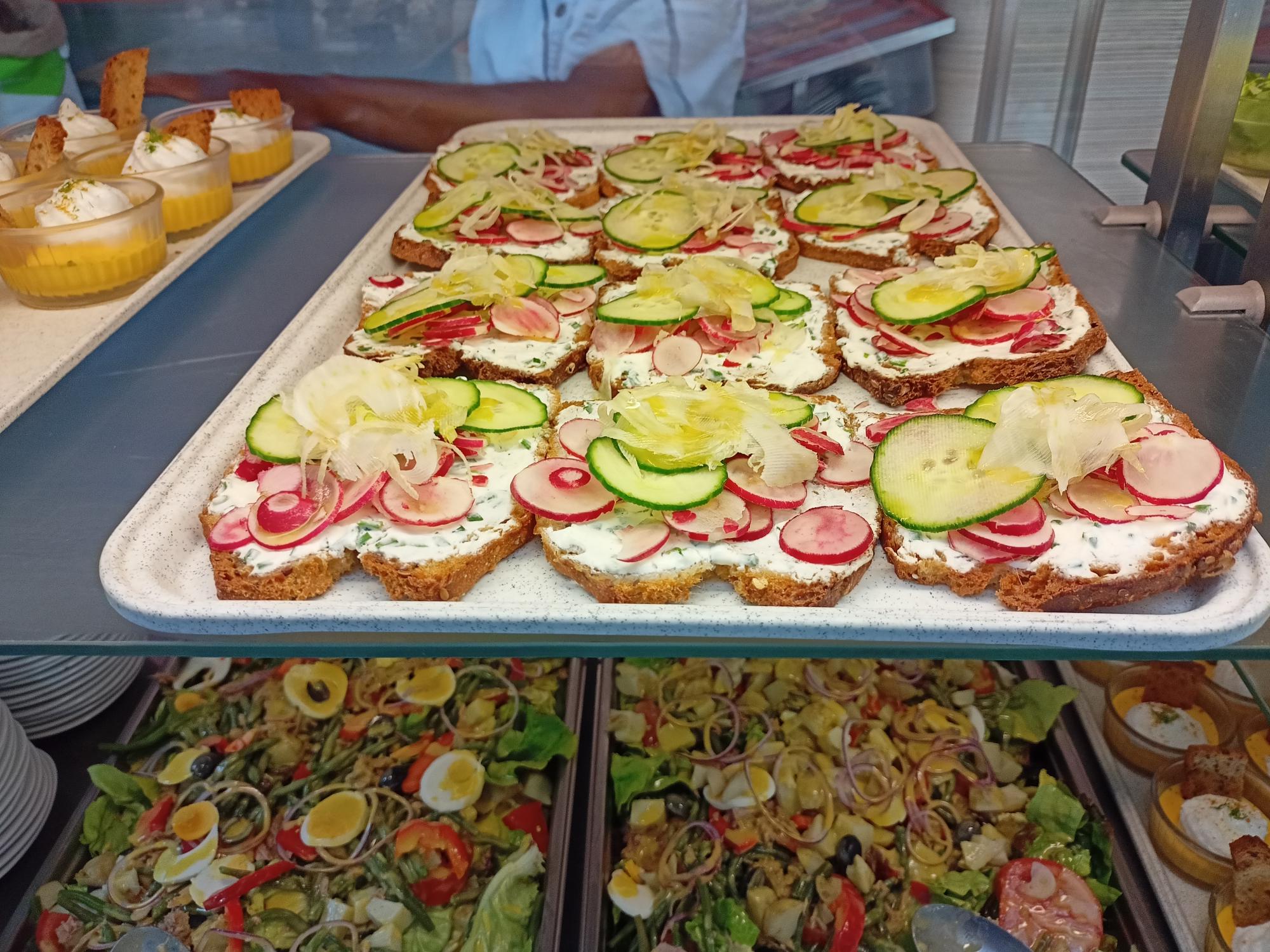 Les salades de crudités préparées par le Collège Agnès Varda avec nos produits